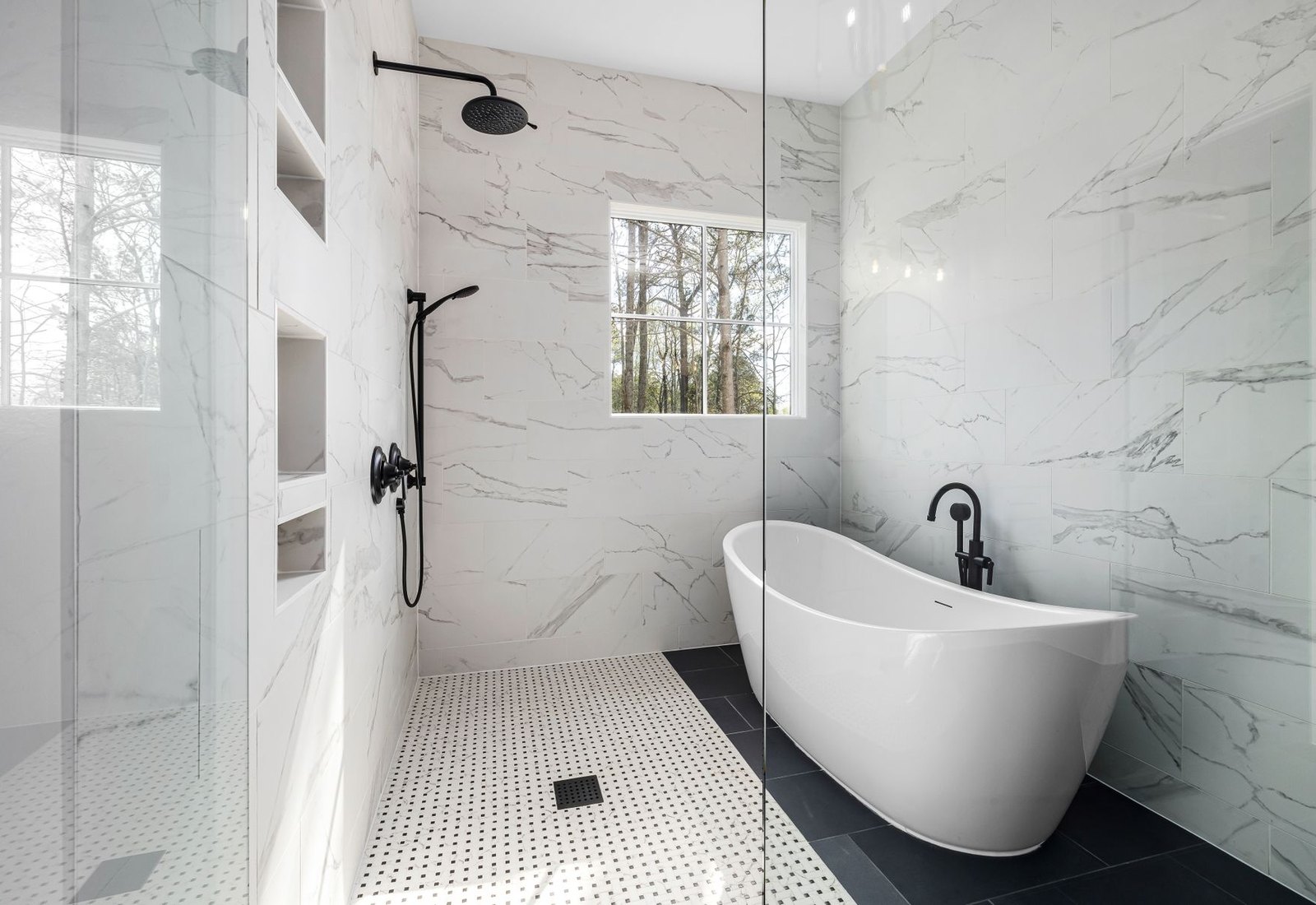 Bagno moderno con doccia a filo pavimento e rivestimenti curati