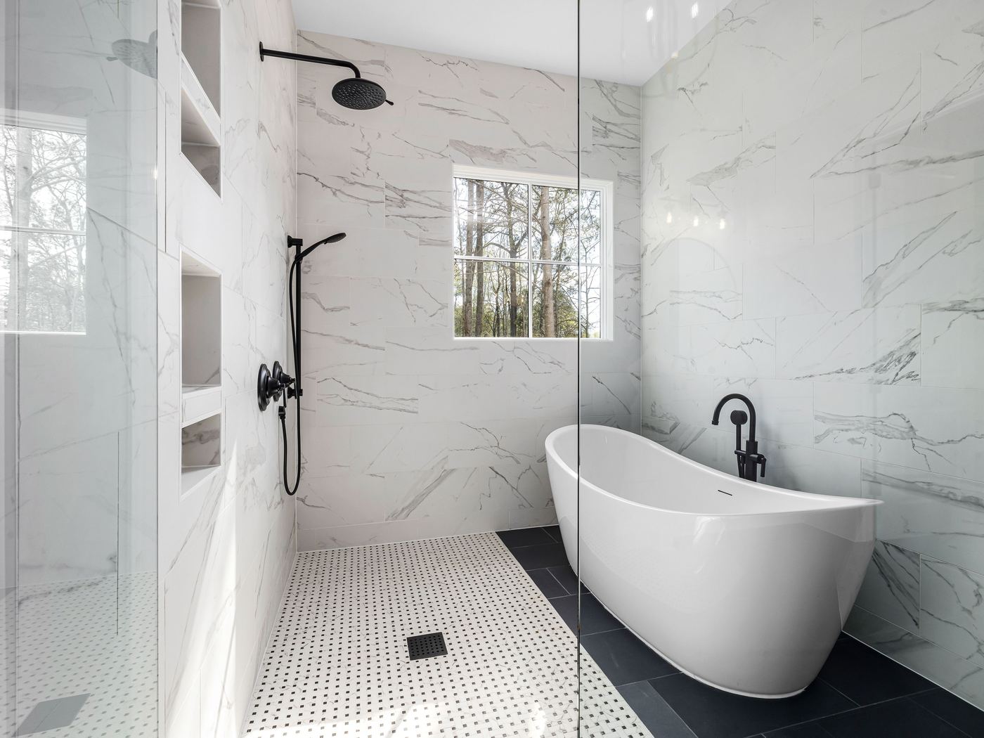 Bagno moderno con vasca freestanding e rivestimenti in marmo