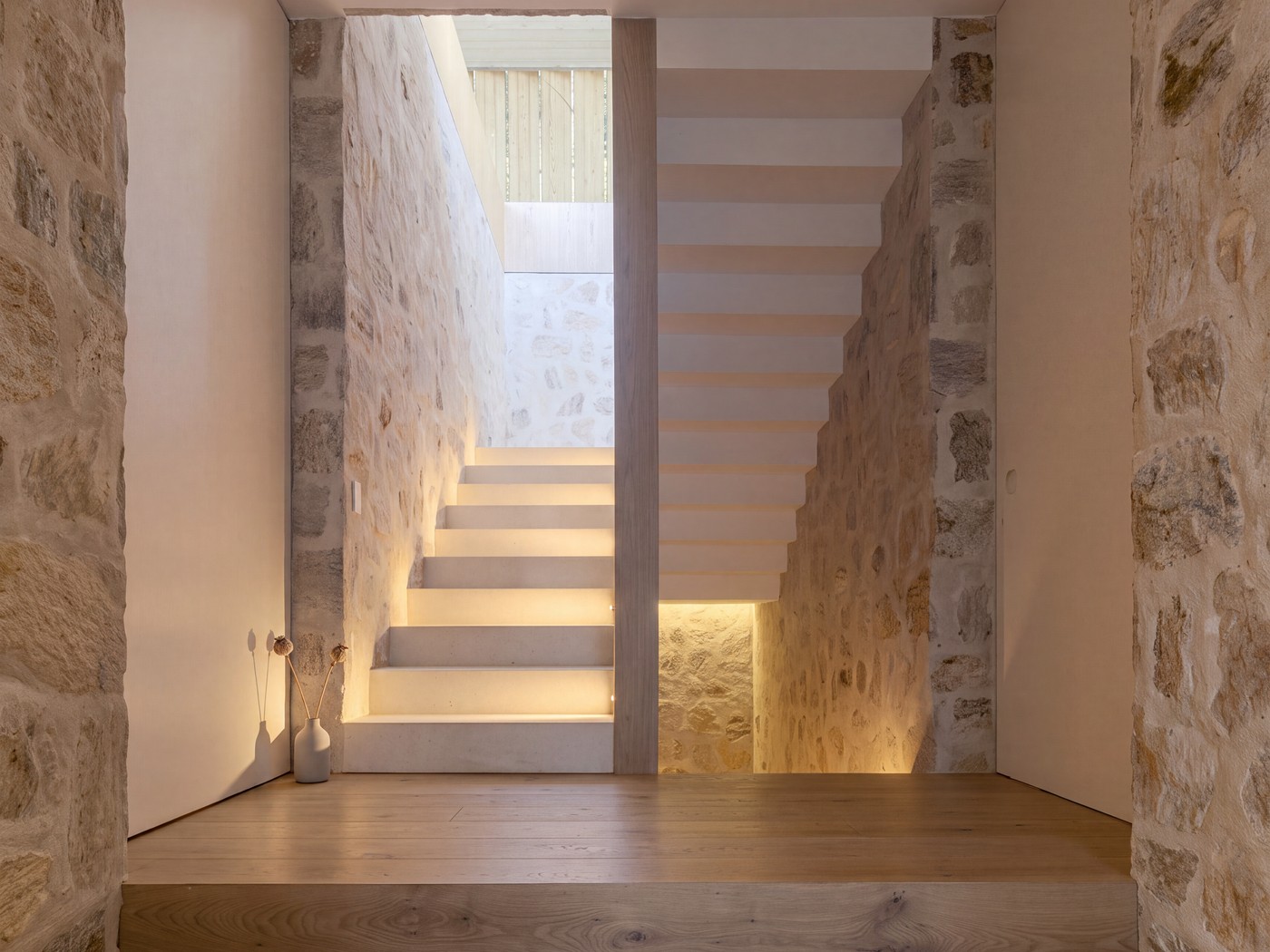 Rivestimento in marmo di pregio con specchio e lavabo d'appoggio